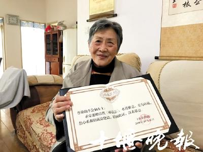 看完鉴宝节目后 十堰退休教师义捐出清同治年间的这件宝物