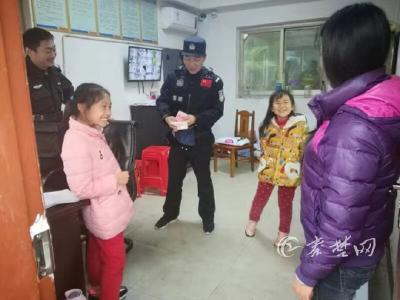 全城寻失主！十堰俩学生捡到一沓钱，交给了警察