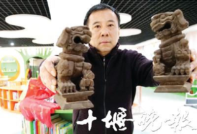 刀尖上的艺术！十堰男子痴迷刀刻艺术，收藏百余件木雕