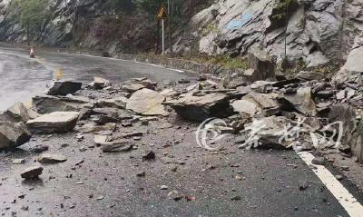 持续降雨209国道大川三岔河段出现险情 公路部门紧急排险