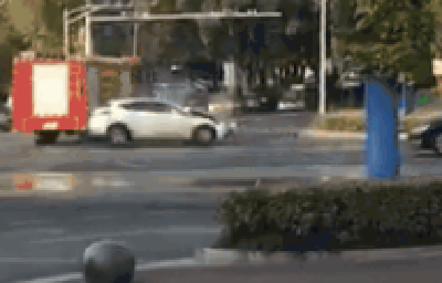 司机未让行撞上拉警笛闯红灯消防车 被认定负全责