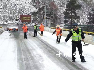 十堰多部门及时应对降雪降温天气  交通、居民用电正常