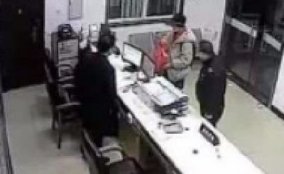 球鞋被老爸摔破！初三男生将父母反锁家中，跑去报警