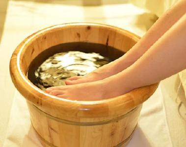 46岁女子泡脚猝死 医生:热水泡脚虽好,这9类人一定不能泡