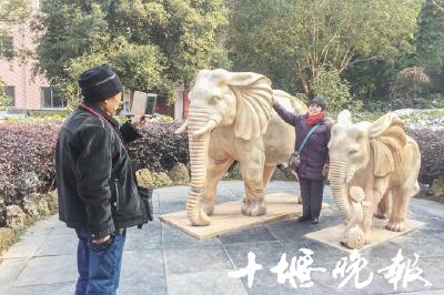 十堰文明旅游蔚然成风 随处可见志愿者 景区秩序井然 