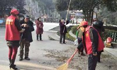 [文明旅游]十堰景区随处可见志愿者 彰显文明旅游新风尚