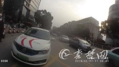 嚣张！强行冲关还冲撞执法人员 十堰“黑车”司机栽了