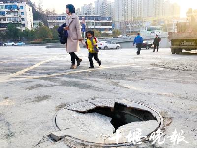 提醒！浙江路一井盖破损严重  行人路过要小心