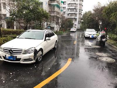 奔驰挡道被救援消防车剐蹭，为何判奔驰全责？回应来了