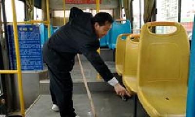 女乘客不慎将7万元现金遗落公交车上 好心司机物归原主