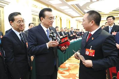 王建清代表向总理赠送天龙旗舰车模