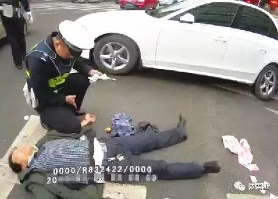 贵州男子获百万拆迁款精神异常闹市撒钱，获警方及时救助