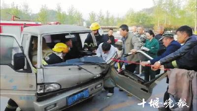 两车相撞一司机被困驾驶室，十堰好心人做的举动太暖了