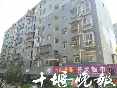 吓人！十堰这个小区外墙瓷砖脱落 女婴头部被砸伤