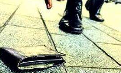十堰老人捡钱包原地等候半小时无果 真相让人哭笑不得