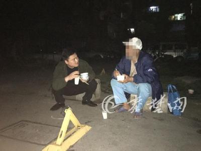 十堰民警和小偷一起蹲街头吃饭 背后原因令人动容