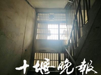 楼顶通道装防盗门，业主不满！十堰这家小区物业回应
