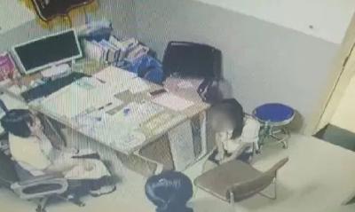 女子跪地求免费做人流 手术后翻脸要医生还她孩子