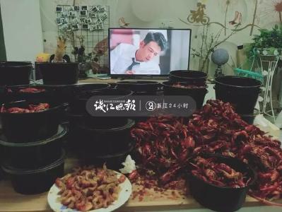 太狠了！丈夫徒手剥999小龙虾哄老婆！网友：求生欲超强
