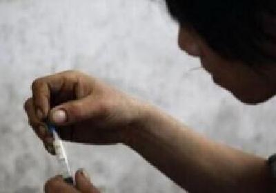 十堰吸毒男投案自首，自扇耳光：我对不起我妈