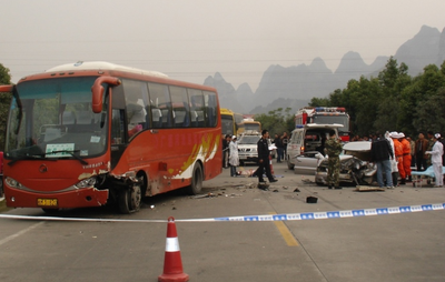 俄罗斯旅游大巴发生交通事故 中国公民2死13伤