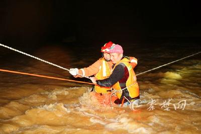 突发山洪3工人被困深山，十堰消防9小时生死营救     