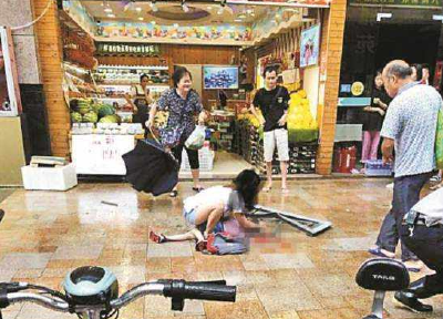 深圳砸中男童小区已更换部分窗户 今日将组织第二次调解