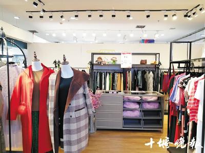 女子上班4个月只领了13天工资 六堰一服装店被投诉