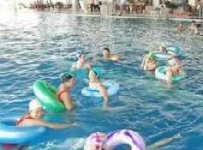 湖北一男子游泳后患“红眼病” 牵连一家四口全中招