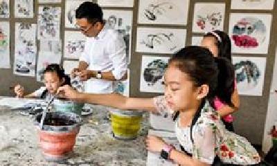 儿童暑期花销收费高：游学+培训至少花掉数万元