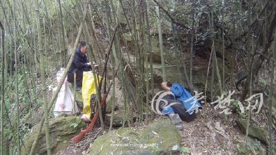 竹山一农民家门前岩洞里私藏火药枪，4人被拘了！