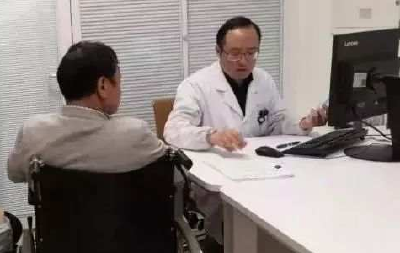 以为没人，罪犯从轮椅上站起来！检察官在他身后掏出手机