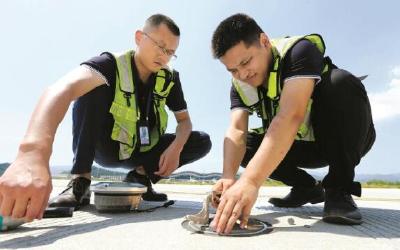 头顶烈日护航飞行 ——武当山机场一线人员夏日工作扫描