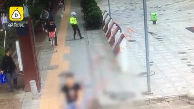 兰州男子当街追砍父亲被交警制服，父亲：他还是个孩子