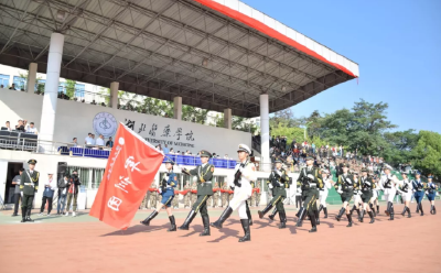 湖医药军训汇演“燃爆”大片！千余新生“花式”列队献礼祖国