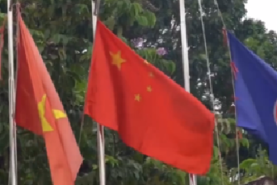 中国小伙国外旅游见国旗破损 交涉后换上崭新国旗