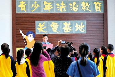 给未成年人上好开学第一课 房县检察院开启未成年人检察新模式