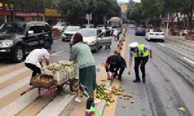 手推车斑马线侧翻水果滚落一地 警民弯腰捡拾送还失主