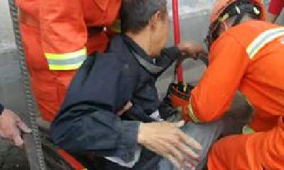 杂物间突然倒塌一名男子被困 东岳消防徒手搬开杂物救人