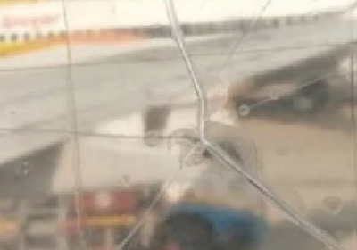 印度一客机窗户破裂后用胶带粘住继续飞 乘客怒了