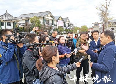 媒体记者继续体验汉十高铁 复兴号跑得飞快还有WIFI