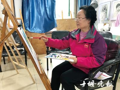十堰65岁的退休教师：告别生物讲台当起美术学生