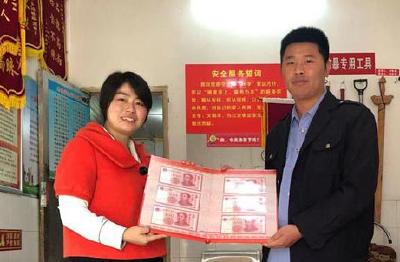 女子坐公交不慎丢失贵重纪念币 司机捡到完璧归赵