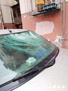又双叒发生高空坠物！车玻璃被砸坏，“元凶”找不到…