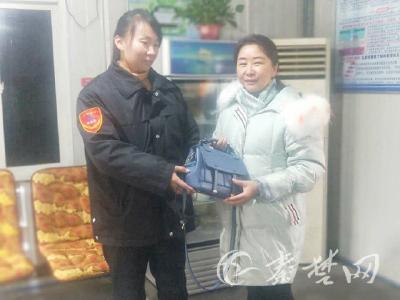 女子坐公交包丢了，打的也没撵上司机，事后却感动不已