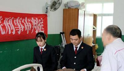 被告人醉驾摔骨折 法官检察官病床前庭审