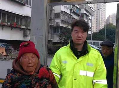 暖心！七旬老人遛弯途中迷路 交警护送其安全回家