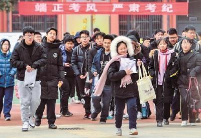 湖北首次举行高中学业水平考试 成绩是毕业认定主要依据