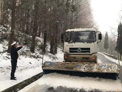启动应急预案，十堰交警积极应对第二轮雨雪冰冻天气