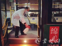 十堰营运车辆全面消毒 司机戴口罩上岗
